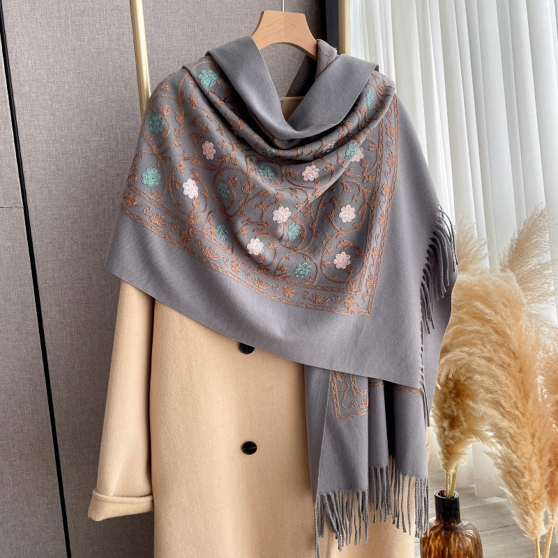 2025 Nuovo Ricamo Sciarpa di C - Cashmere Scarf recensione e prezzo